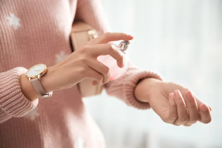 7. Parfemi i mirisi - Oni zapravo mogu biti otrovni. Brojne kemikalije koje se koriste u njihovoj proizvodnji uključuju aceton, benzil alkohol, etanol i metilen klorid. Kad se izravno udahnu, mirisne kemikalije mogu izazvati iritaciju usta, grla, očiju i kože, među ostalim iscrpljujućim simptomima.