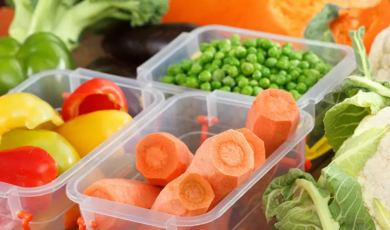 15. Plastične posude - One se koriste za čuvanje hrane te djeluju bezopasno. Ali neke mogu sadržavati bisfenol A (BPA), opasnu kemikaliju koja može ući u hranu ako se pohranjuje u plastičnoj posudi dok je još vruća.