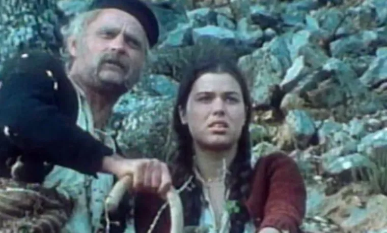 Vlasta Knezović rođena je 28. veljače 1948. u Varaždinu, a na daskama koje život znače pojavila se još 1971. godine u predstavi Klupko u kazalištu Gavella. Kroz desetljeća je ostvarila niz značajnih uloga, od Priče iz bečke šume i Ujaka Vanje do adaptacija Krležinih i Shakespeareovih djela. No, široj javnosti ostala je u sjećanju kao neodoljiva Marijeta iz serije Velo misto te kao Zlatka Vrtirepka u Prosjacima i sinovima.