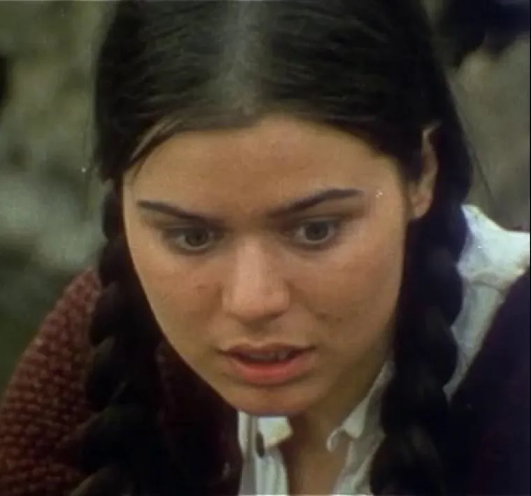 Kao glumica, Knezović je bila miljenica publike, ali i struke – osvajala je nagrade, plijenila pozornost gdje god bi se pojavila, no iza reflektora i kamera vodila je svoju vlastitu životnu dramu.