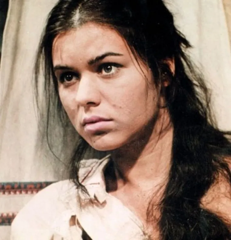 Nakon razvoda, Knezović je ljubavni život držala daleko od očiju javnosti. Iako su joj pripisivali razne romanse, nikada se nije ponovno udavala. U jednom intervjuu priznala je da je sama, ali da nikada nije prestala vjerovati u ljubav.