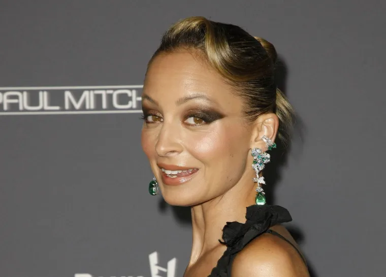 Nicole Camille Richie rođena je 21. rujna 1981. u Berkeleyju. Biološki roditelji, glazbenik Peter Michael Escovedo i Karen Moss, nisu imali financijske mogućnosti brinuti se o njoj, pa su je u ranom djetinjstvu formalno posvojili glazbena legenda Lionel Richie i njegova tadašnja supruga Brenda Harvey. Odrastajući u vili u Beverly Hillsu, Nicole je odmalena bila okružena slavnim osobama, ali i svjedokom burnih faza očevog života, uključujući razvod i česte medijske skandale.