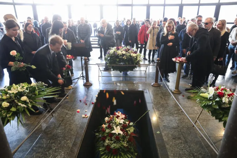 Kolege i prijatelji zavijeni u crno, Sanja Doležal u suzama: Posljednji ispraćaj Marinka Colnaga