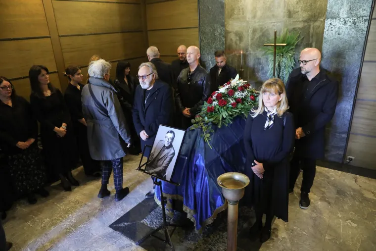 Kolege i prijatelji zavijeni u crno, Sanja Doležal u suzama: Posljednji ispraćaj Marinka Colnaga