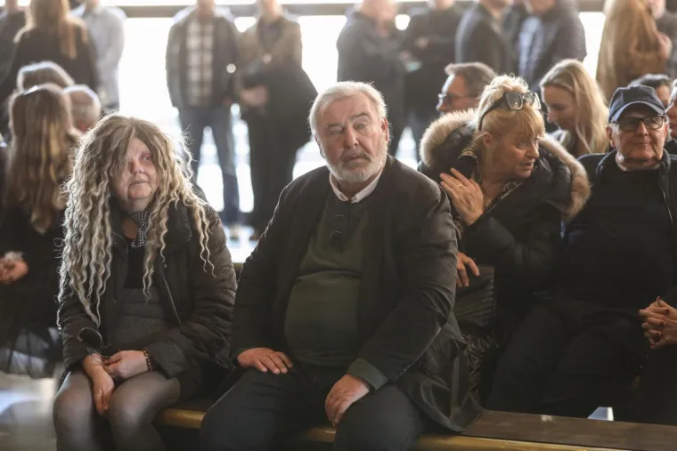 Kolege i prijatelji zavijeni u crno, Sanja Doležal u suzama: Posljednji ispraćaj Marinka Colnaga