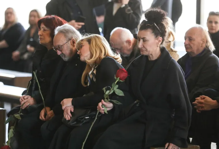 Kolege i prijatelji zavijeni u crno, Sanja Doležal u suzama: Posljednji ispraćaj Marinka Colnaga