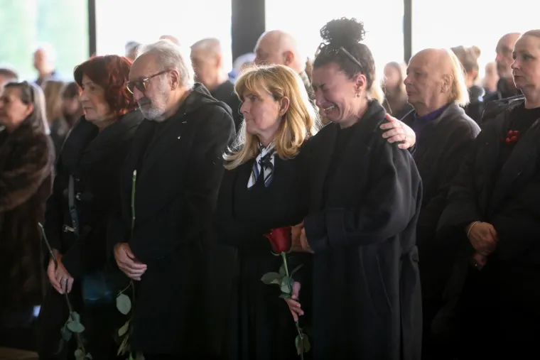 Kolege i prijatelji zavijeni u crno, Sanja Doležal u suzama: Posljednji ispraćaj Marinka Colnaga