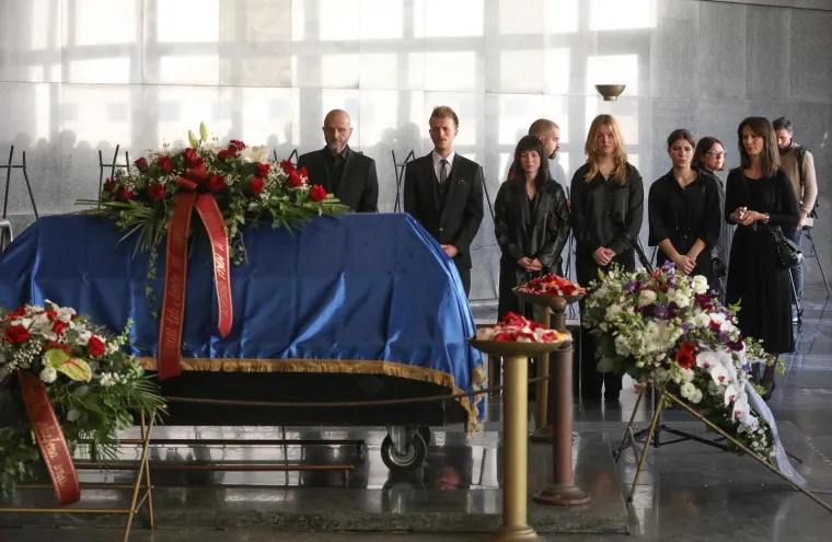 Kolege i prijatelji zavijeni u crno, Sanja Doležal u suzama: Posljednji ispraćaj Marinka Colnaga