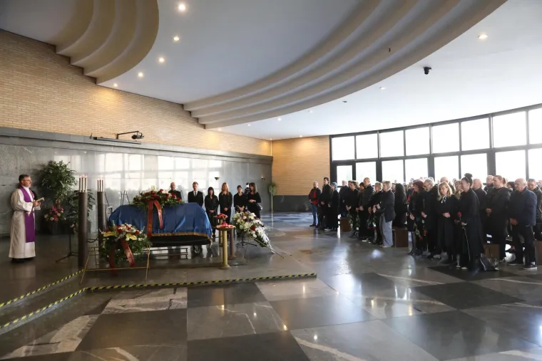 Kolege i prijatelji zavijeni u crno, Sanja Doležal u suzama: Posljednji ispraćaj Marinka Colnaga