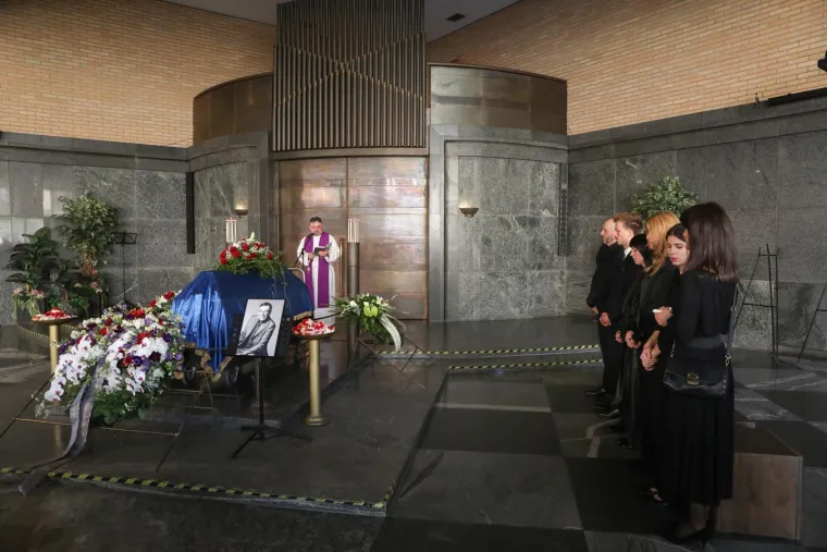 Kolege i prijatelji zavijeni u crno, Sanja Doležal u suzama: Posljednji ispraćaj Marinka Colnaga