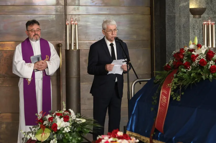 Kolege i prijatelji zavijeni u crno, Sanja Doležal u suzama: Posljednji ispraćaj Marinka Colnaga