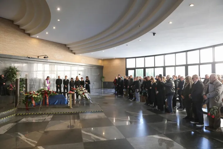 Kolege i prijatelji zavijeni u crno, Sanja Doležal u suzama: Posljednji ispraćaj Marinka Colnaga