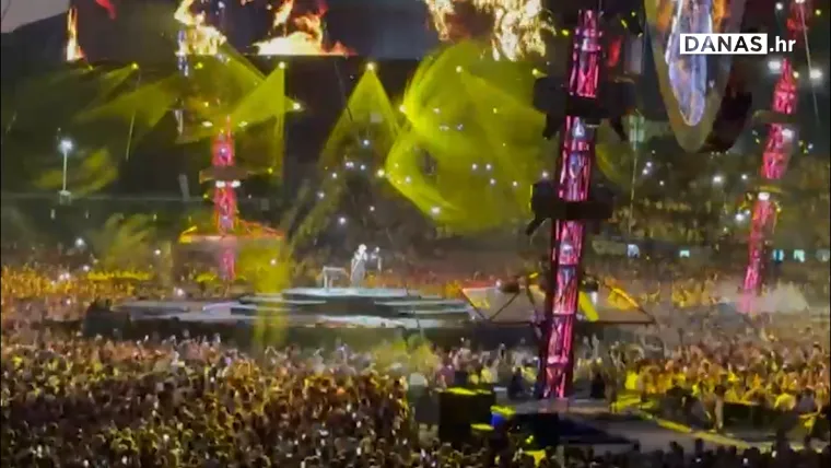 Kad je Ed Sheeran konačno stupio na pozornicu, dočekan je gromoglasnim pljeskom i ovacijama. Bez pratnje benda, sam s gitarom i svojom poznatom loop pedalom, Sheeran je pokazao zašto je jedan od najtraženijih izvođača današnjice. Tijekom dvosatnog nastupa redale su se emocije, hit za hitom i topla komunikacija s publikom koja ga nije prestajala bodriti.

