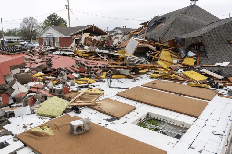 Monstruozni tornado opustošio grad, vjetar bacao aute kilometrima dalje, čupao stabla, rušio kuće
