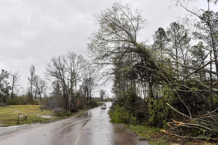 Prema Centru za vremensku prognozu FOX, u srijedu je izdano gotovo 900 upozorenja na jaku grmljavinsku oluju i tornado.