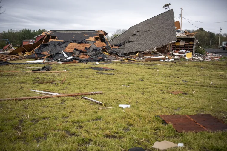 Monstruozni tornado opustošio grad, vjetar bacao aute kilometrima dalje, čupao stabla, rušio kuće