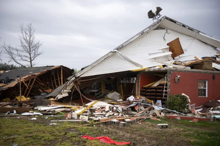 Monstruozni tornado opustošio grad, vjetar bacao aute kilometrima dalje, čupao stabla, rušio kuće