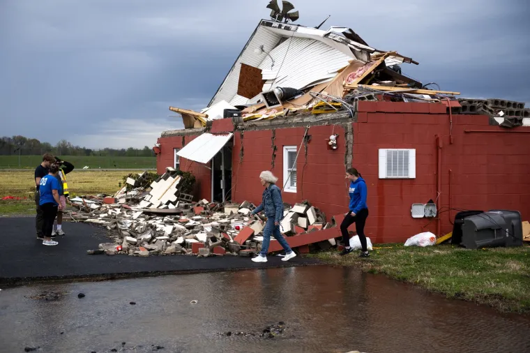 Monstruozni tornado opustošio grad, vjetar bacao aute kilometrima dalje, čupao stabla, rušio kuće