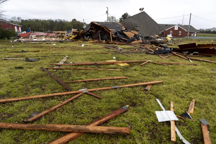 Monstruozni tornado opustošio grad, vjetar bacao aute kilometrima dalje, čupao stabla, rušio kuće