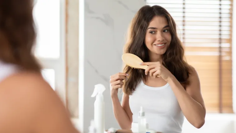 Uloga vitamina biotina u organizmu mnogo je šira. Iako se često zanemaruje, ključan je za pravilno funkcioniranje metabolizma, živčanog sustava te za energiju. Nutricionisti preporučuju deset namirnica bogatih biotinom koje mogu pomoći u očuvanju zdrave kose, poboljšanju funkcije mozga i općem zdravlju, a redovito uključivanje ovih namirnica u prehranu može imati brojne koristi za organizam.