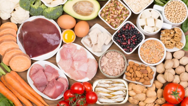Biotin je poznat po tome što poboljšava zdravlje kose, kože i noktiju jer jača keratin, protein koji čini ta tkiva. Osim toga, biotin pomaže tijelu u procesiranju hrane u energiju i podržava živčani sustav, čime utječe na kognitivne funkcije, raspoloženje i pamćenje. Biotin djeluje i kao koenzim, pomažući tijelu u procesuiranju masti, proteina i ugljikohidrata u energiju. Također, biotin je važan za rast fetusa i može biti koristan osobama s dijabetesom jer pomaže u regulaciji razine šećera u krvi.