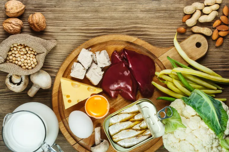 Odrasli bi trebali unositi oko 30 mikrograma biotina dnevno, a mnogi unose između 40 i 60 mcg. Nedostatak biotina je rijedak jer ga većina ljudi unosi iz hrane, a crijevni mikroorganizmi također proizvode dio. Ipak, osobe koje su na biljnoj prehrani, ili trudnice i dojilje, mogu imati problema s unosom biotina pa je važno upoznati se s najboljim izvorima ovog nutrijenta.