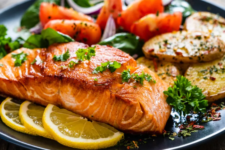 Losos je izvrstan izvor biotina s oko 5 mcg na 85 grama porcije. Osim što sadrži biotin, losos je bogat omega-3 masnim kiselinama koje mogu pomoći u smanjenju upala u tijelu i podržavaju zdravlje srca. 
