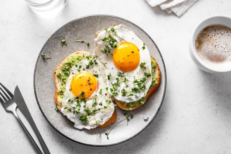 Jaja, posebno žumanjci, bogati su biotinom s oko 10 mcg po jajetu te pružaju i esencijalne nutrijente poput vitamina D i kolina. Žumanjci sadrže visokokvalitetni protein koji je ključan za obnovu i rast mišića, dok vitamin D pomaže u održavanju zdravih kostiju i imuniteta. 