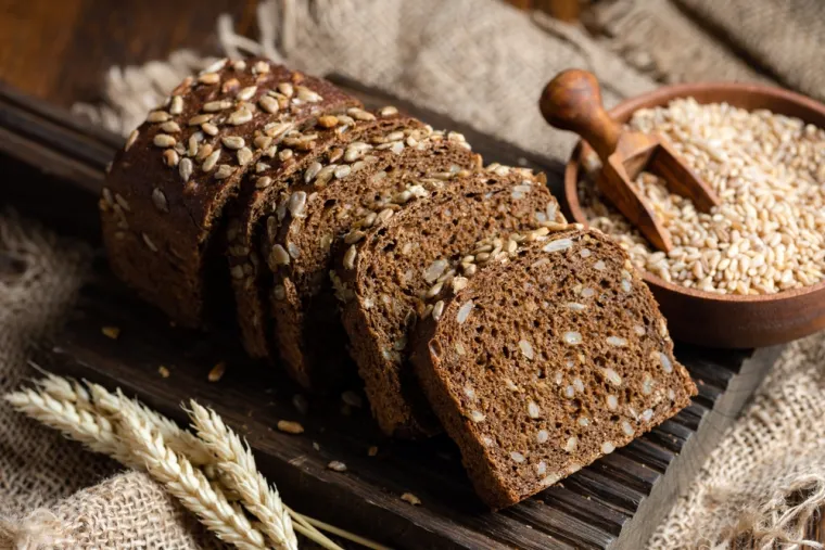 Sjemenke suncokreta sadrže oko 2,6 mcg biotina na četvrtinu šalice te su bogate zdravim mastima i magnezijem koji podržavaju rad živčanog sustava. Osim toga, sjemenke suncokreta pružaju visoku količinu proteina i vlakana koji pridonose zdravoj probavi i održavaju stabilnu razinu šećera u krvi. 