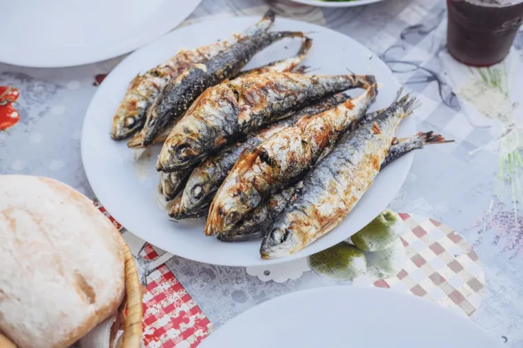 Sardine su bogate biotinom s oko 5 mcg na konzervu te pružaju i visoke razine omega-3 masnih kiselina koje su korisne za zdravlje srca i mozga. Osim biotina, sardine su također odličan izvor kalcija, što ih čini odličnim za održavanje jakih kostiju i zubi. 