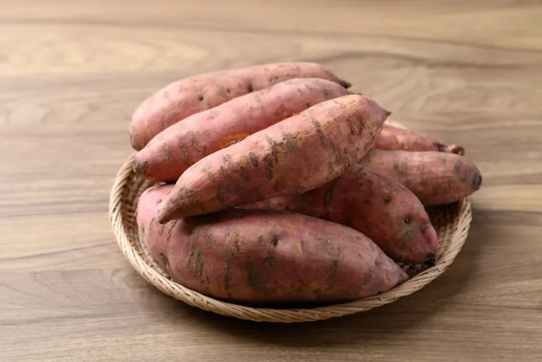 Batat je odličan izvor biotina, s 2,4 mikrograma po pola šalice, i bogat je beta-karotenom, koji se u tijelu pretvara u vitamin A koji je važan za zdravlje kože i očiju. Osim toga, batat sadrži puno vlakana, koja pomažu u održavanju zdrave probave i stabiliziraju razinu šećera u krvi.