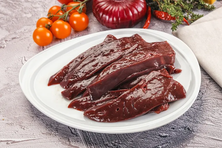 Goveđa jetra je bogata biotinom, s impresivnih 30,8 mikrograma po 85 grama, &scaron;to znači da već jedna porcija pokriva cijeli dnevni unos biotina. Osim toga, goveđa jetra je odličan izvor željeza, koje pomaže u prijenosu kisika u tijelu, čime pridonosi energiji i općoj vitalnosti.