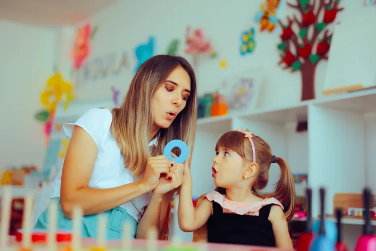 8. Napredne vještine zaključivanja - Huff je rekla da ju je kćerina izvanredna sposobnost racionaliziranja i raspravljanja, čak i kad je bila vrlo mala, izdvojila od njenih vršnjaka. &quot;To nikad nije bilo nesuvislo prepiranje. Ona je u potpunosti objašnjavala svoje stajalište, navodeći sve razloge za to i suprotstavljala se svim protuargumentima koje ste ponudili objašnjavajući logiku koja stoji iza njezina razmišljanja&quot;, otkrila je Huff.