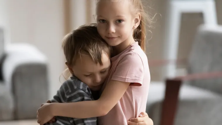 11. Neobično visoka osjetljivost ili empatija - &quot;Isti intenzitet i fokus koji mnoga darovita djeca imaju za matematiku ili čitanje također se mogu pronaći u njihovim emocijama. Iznimno bistra djeca također imaju tendenciju biti neobično osjetljiva i empatična&quot;, objasnila je Louis. Ta se osjetljivost može pojačati visokim standardima koje si često postavljaju. Louis je rekla da su mnoga darovita djeca perfekcionisti. Kad nešto pogriješe, to bi za njih mogao biti veći udarac nego za drugu djecu.