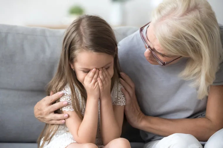 Kad je Stittina kći Emma imala 6 godina, ona joj je kupila Boggle Jr., društvenu igru ​​u kojoj imate ograničeno vrijeme za slaganje riječi malim kockicama. Igra je došla s glasnim mjeračem vremena, a kad bi se oglasio, Emma je plakala i molila roditelje da ga ugase. &quot;Bojala se da neće pravilno složiti dovoljno riječi&quot;, otkrila je Stitt. Nakon toga su prešli na uvježbavanje pisanja riječi na bijeloj ploči kako bi se pogreške mogle napraviti bez puno suza.