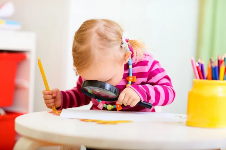To posebno vrijedi za osobine koje se ne pojavljuju na IQ testu, poput iznimnih liderskih vještina ili prilagodljivosti. Kad je Stittina najstarija kći bila u vrtiću, učiteljica je povukla u stranu i šapnula joj na uho da njezina kći pripada programu za darovite. Huffina kći je, pak, bila u drugom razredu kada je učitelj preporučio &quot;testiranje na darovitost&quot;.