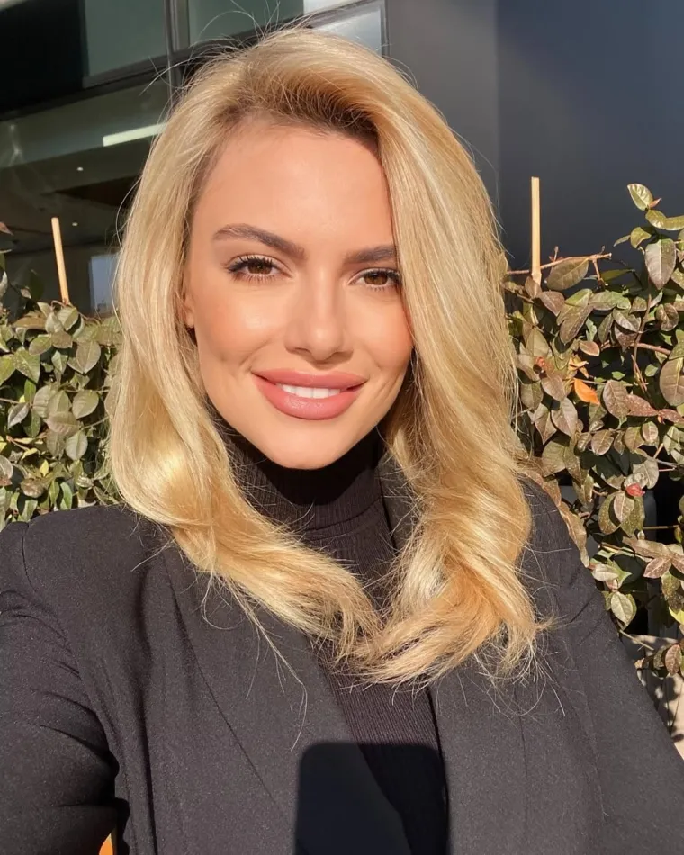 Godine 2018. preselila se u Sarajevo i pridružila televiziji &quot;O kanal&quot; kao urednica i voditeljica emisije &quot;Puls dana&quot;.