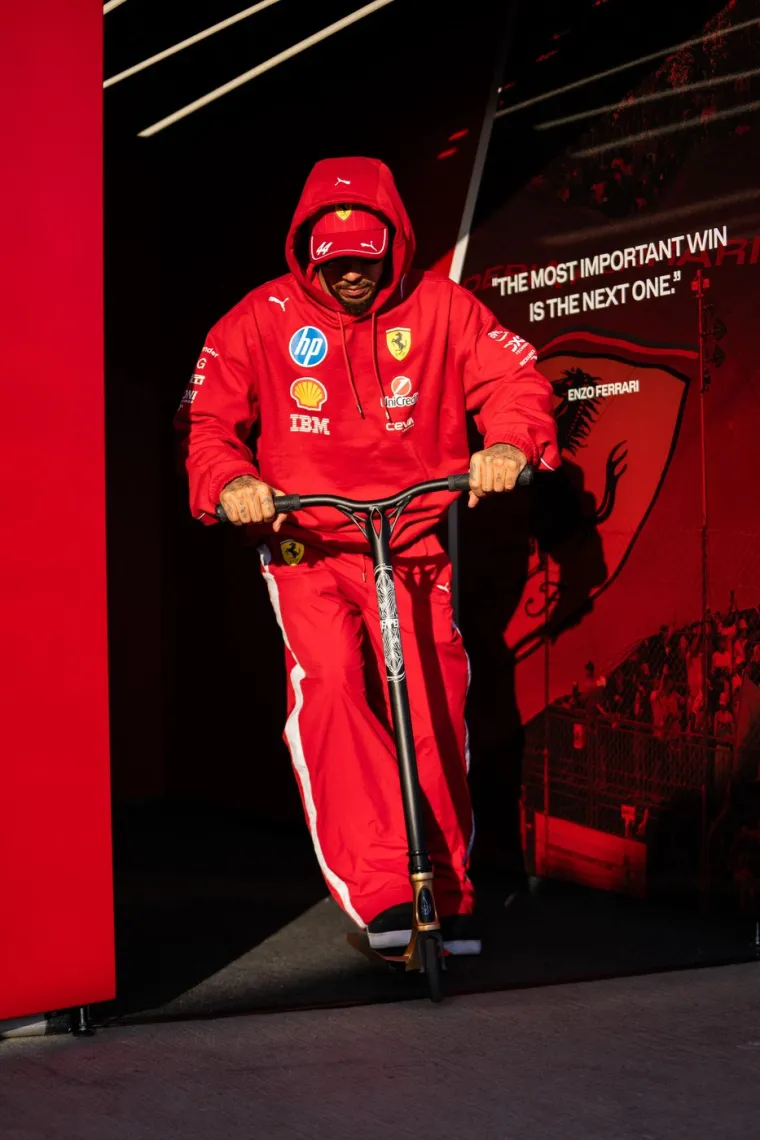 Hamilton je iznenadio sve i na stazu Suzuka došao na jurilici u obliku romobila...