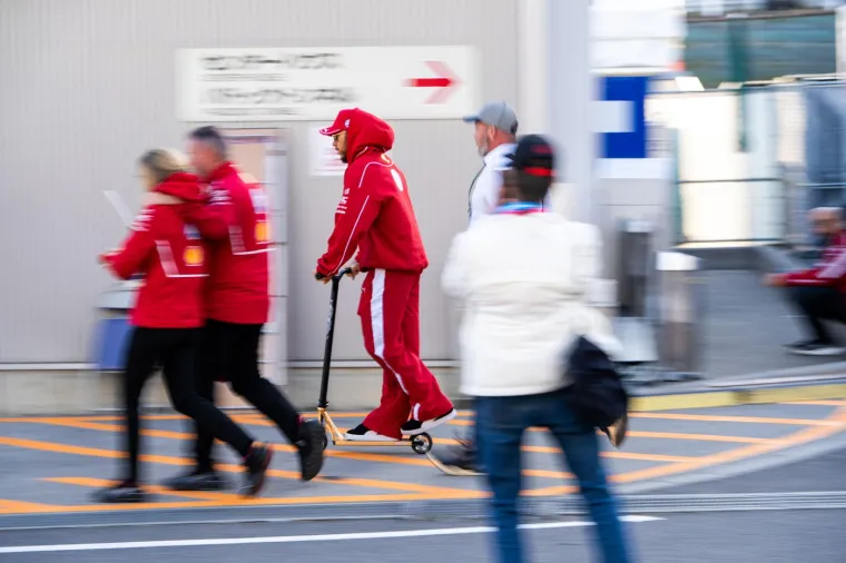 Pogledajte s kakvom je 'zvijeri' Hamilton do&scaron;ao na stazu, navijači ga ismijavaju