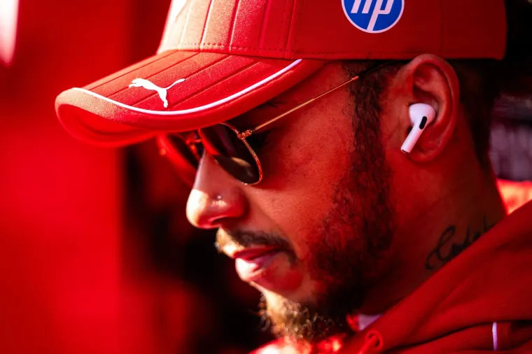 Pogledajte s kakvom je 'zvijeri' Hamilton do&scaron;ao na stazu, navijači ga ismijavaju