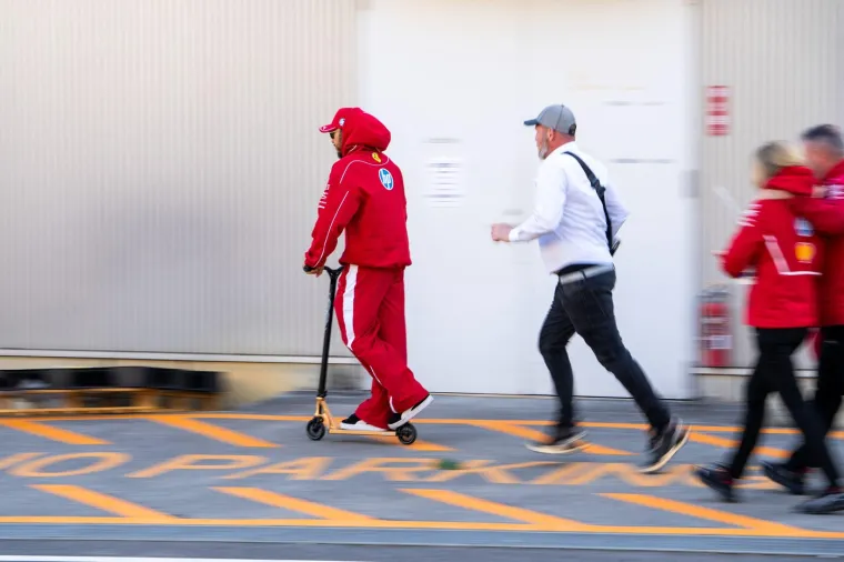 Pogledajte s kakvom je 'zvijeri' Hamilton do&scaron;ao na stazu, navijači ga ismijavaju