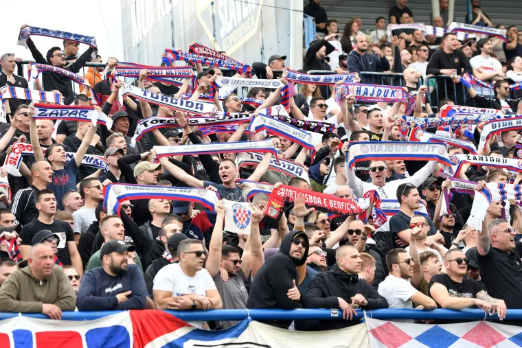 Čim je počelo drugo poluvrijeme odmah se čula razlika. Zagrmila su grla Torcide. Hajduk je napokon imao 12. igrača na teškome gostovanju