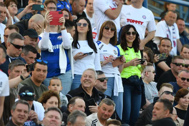 Na domaćim tribinama bilo je pravo navijačko šarenilo između domaćih navijača Slavena i simpatizera splitskoga kluba
