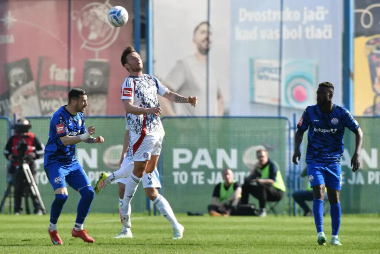 Nije ih bilo cijelo poluvrijeme, a onda zaustavili utakmicu: Pogledajte kakav je šou priredila Torcida
