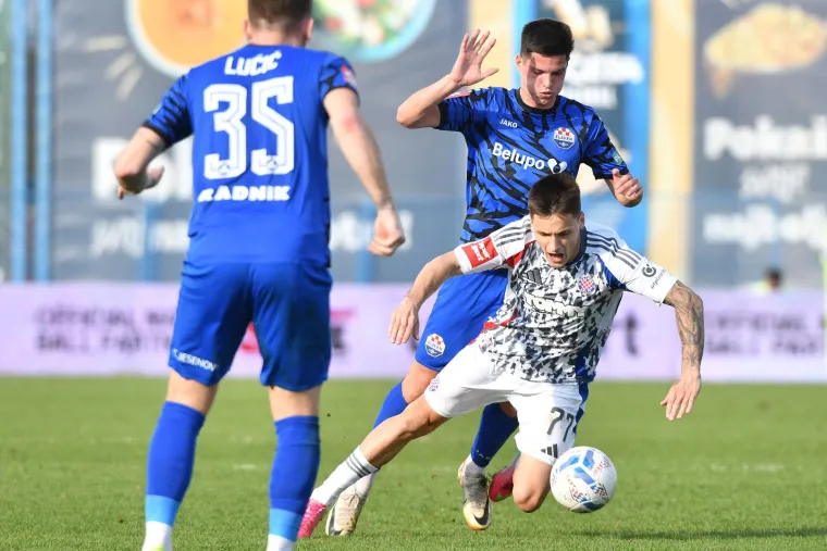 Nije ih bilo cijelo poluvrijeme, a onda zaustavili utakmicu: Pogledajte kakav je šou priredila Torcida