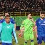 &apos;Slika govori tisuću riječi&apos;. Pokisli su bili igrači Plavih nakon velikog poraza. Tražili su oprost navijača, ali nisu ga dobili. Boysi su ih nakon debakla potjerali u svlačionicu.