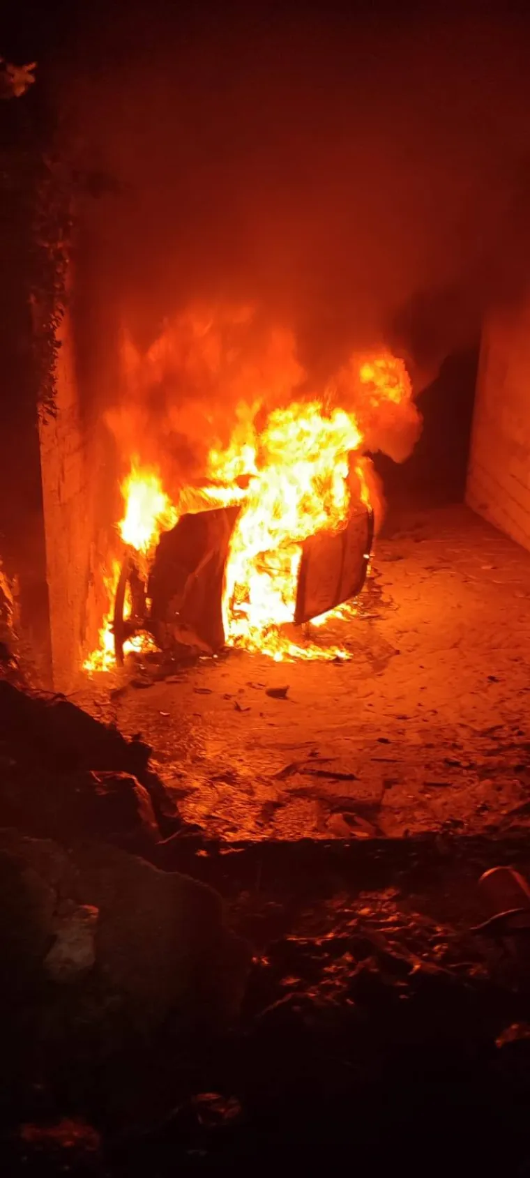 Dolaskom na teren utvrdili su da je vozilo sletjelo s ceste, upalo u tunel i zapalilo se