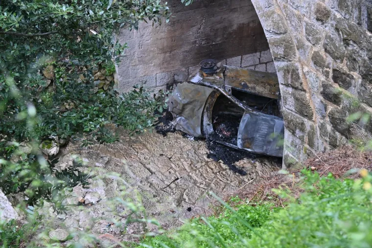 Vozilo je u potpunosti izgorjelo, a još uvijek se ne zna koliko su ozbiljne ozljede unesrećene osobe