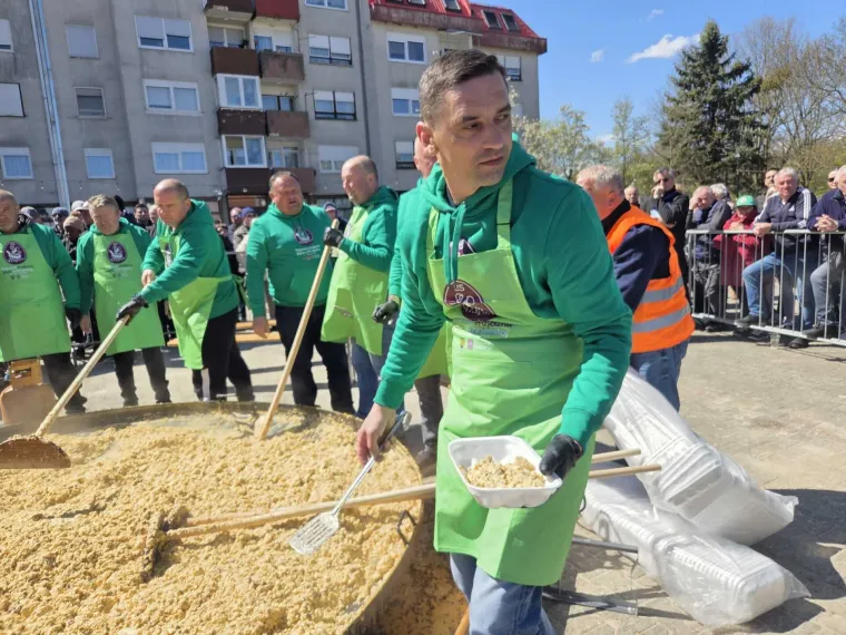 Oroslavčani pokazali što znači prava glad: Napravili kajganu od 5000 jaja, masa ljudi došla s tanjurom