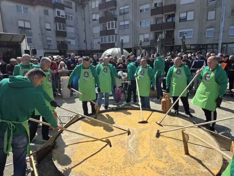 U timu koji je pripremao kajganu od 5000 jaja bilo je 13 ljudi. Ista ekipa koja je prije radila i najveću peku.